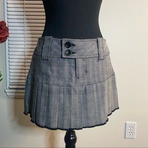❤️Adorable lined pleated grey mini skirt. Size Small, looks cute on💕